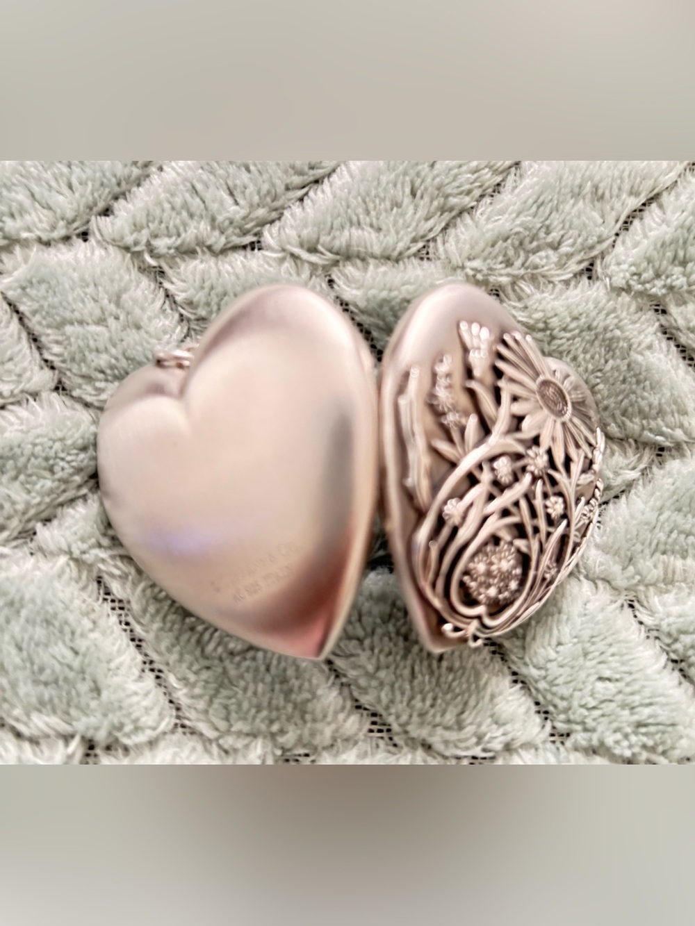 STERLING SILVER, TIFFANY & CO. ZIEGFELD DAISY HEART LOCKET - Picture 6 of 10